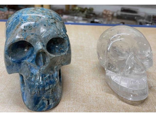 Gros crâne en Apatite ou en Cristal de roche - H: 9 à 11 cm
