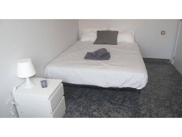 Photo H MERIDIANA 1 Chambre avec un lit double dans appartement à Barcelone image 1/5
