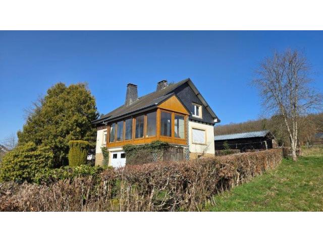 Herbeumont : agréable maison avec jardin et garage, 3-4 chambres.