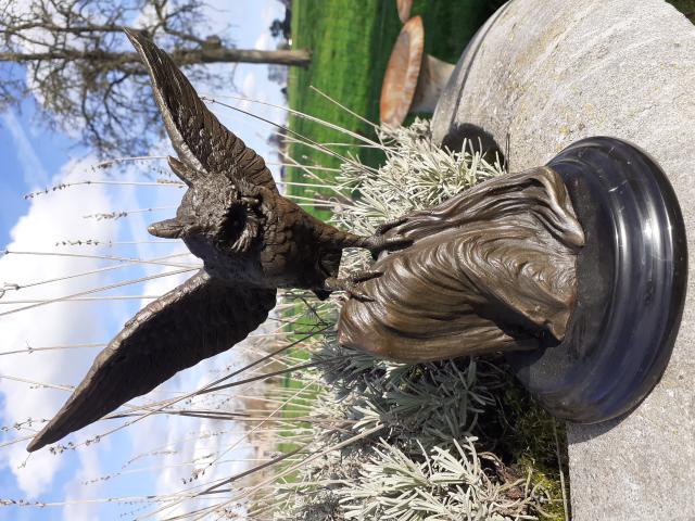 Photo HIBOU EN BRONZE SIGNE SUR SOCLE (l'envol). image 1/6