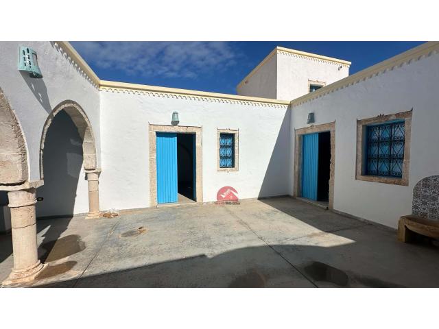 HOUCH TYPIQUE DJERBIEN À VENDRE HOUMT SOUK - RÉF H698