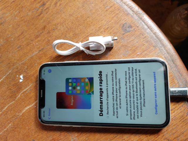 Photo Iphone XR 64GB face arriere casse image 1/2