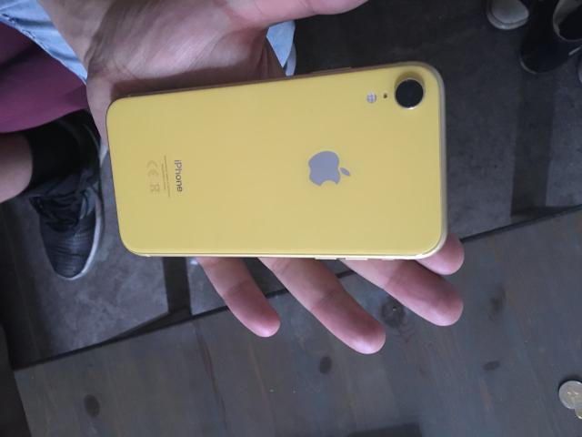 iPhone XR jaune
