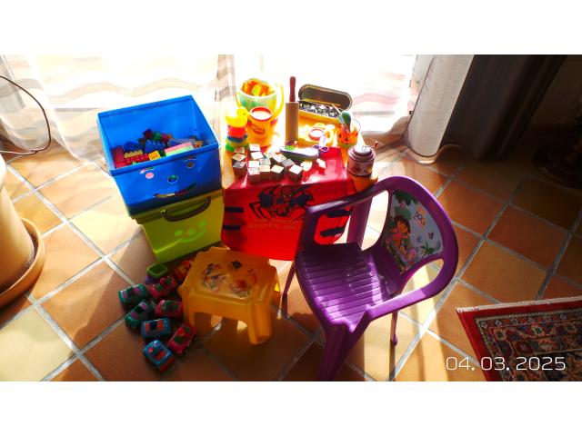 Jouets éducatifs, table, chaise