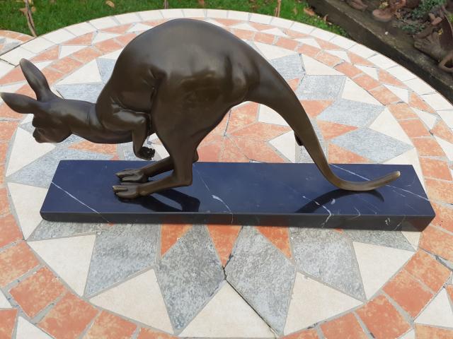 KANGOUROU EN BRONZE SUR SOCLE