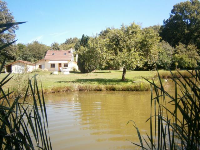 La maison du garde chasse et son étang