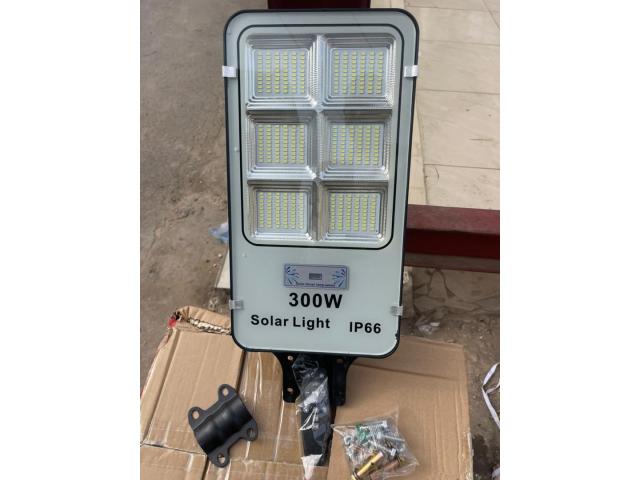 LAMPADAIRE ET PROJECTEUR SOLAIRE A VENDRE AU SENEGAL.