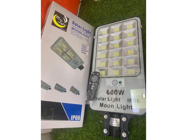 LAMPADAIRE ET PROJECTEUR SOLAIRE A VENDRE AU SENEGAL