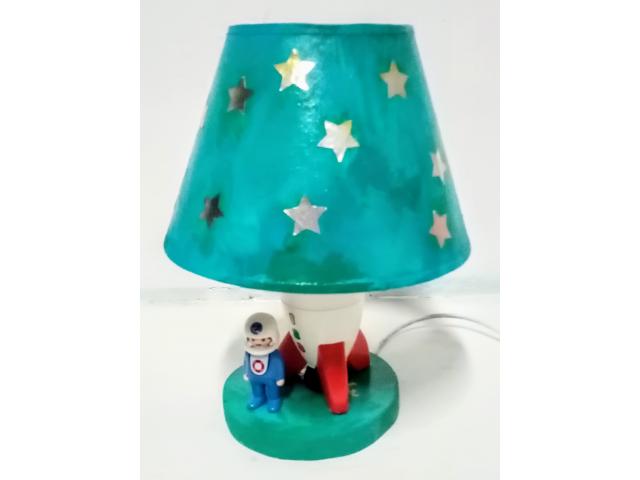 Photo Lampe Playmobil de chevet, fusée, astronaute, abat-jour ciel avec étoiles dorées image 1/3