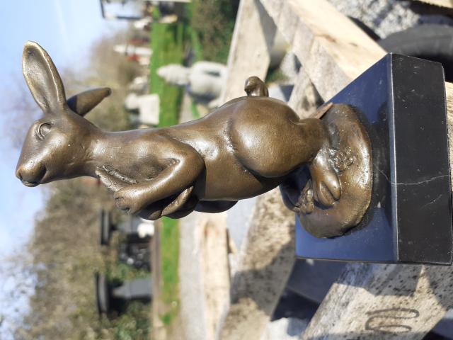 LAPIN A LA CAROTTE EN BRONZE SIGNE SUR SOCLE MARBRE