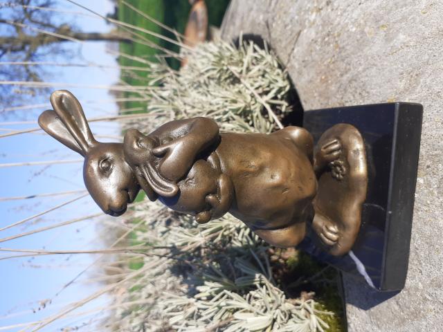 LAPIN ET SON PETIT EN BRONZE SIGNE MILO SUR SOCLE