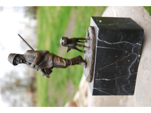 LE CHASSEUR ET SON CHIEN EN BRONZE SIGNE
