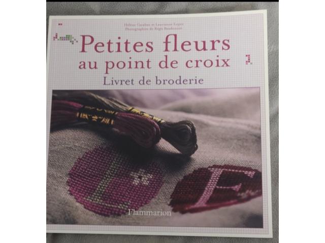 Livre "Petites fleurs au point de croix" neuf