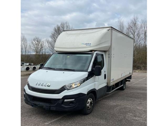 Location Camion IVECO 35C15 avec Hayon + Chauffeur – Transport Efficace et Sécurisé