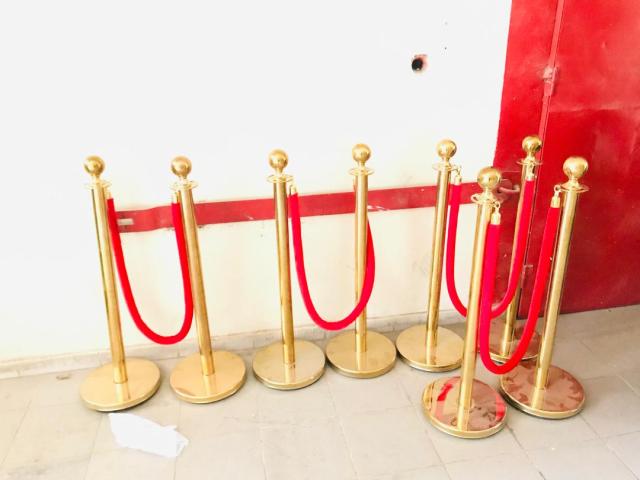 LOCATION DE POTELETS ET TAPIS ROUGE POUR TOUS VOS ÉVÉNEMENTS