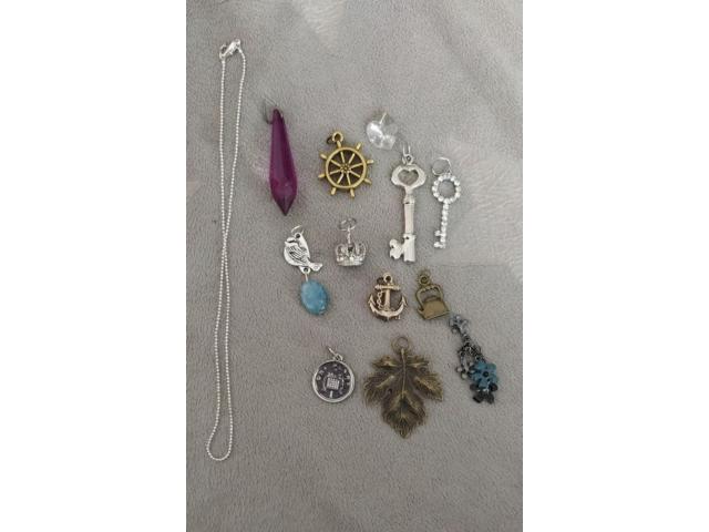 Lot de 12 pendentifs + 1 collier neufs Neufs et occasions