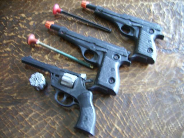 Photo lot de 2 pistolets à fléchettes , 1révolver 8 coups ,2 barillets,1 étoile,1 paire  .......... image 1/4