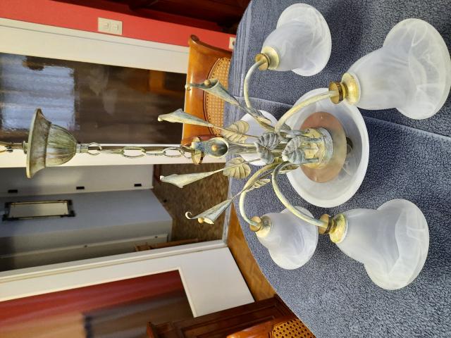 Photo Luminaire avec 6 points en opaline et laiton, style retro image 1/5