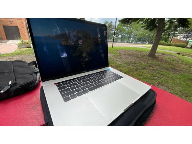 Photo Macbook Pro 15,4" Quad-Core Intel Core i7 à 2,7 GHz Ram 16gb 512 SSD avec écran Retina image 1/3
