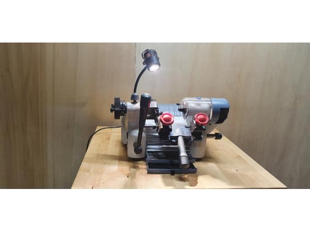 Machine à reproduction de clés      (TT 02)