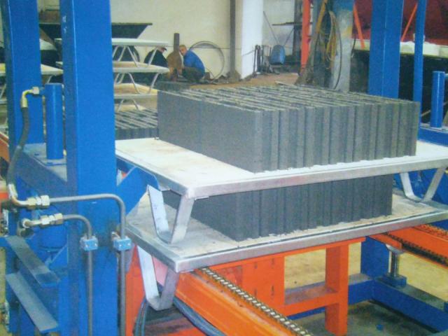 Photo machine de bloc beton fabrication de paves, parpaing image 1/4
