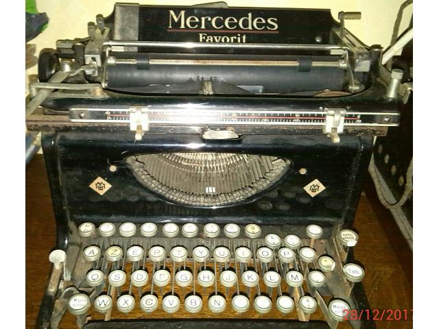 Machines à écrire anciennes années 30/40 ( prix pour les deux )