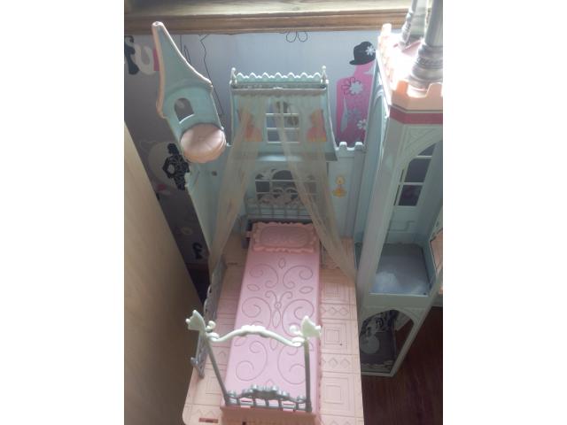 Magnifique château Barbie av accessoires