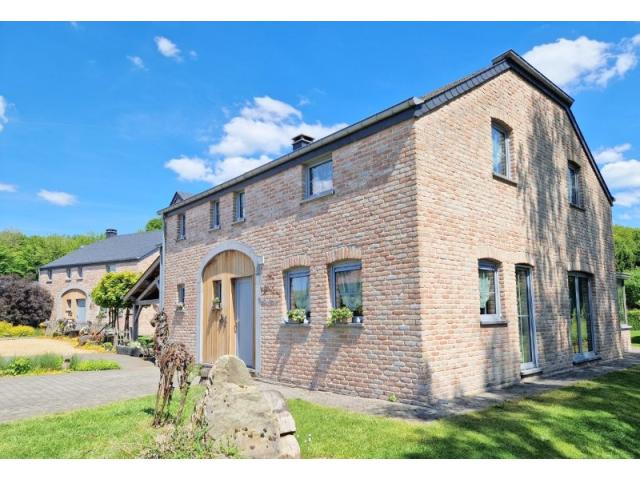 Magnifique ensemble de 2 maisons, annexe avec piscine, wellness...