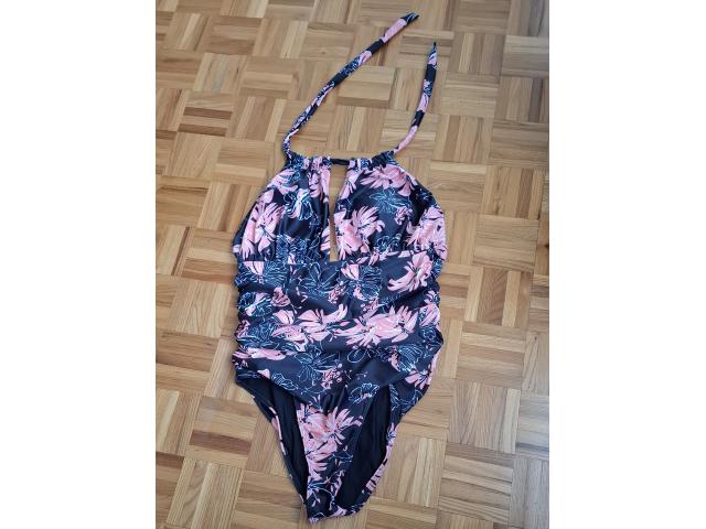 Maillot de bain entier motif fleurs