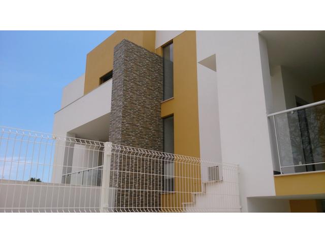 Maison adjacente neuve à vendre au centre de Portimao, région d'Algarve.