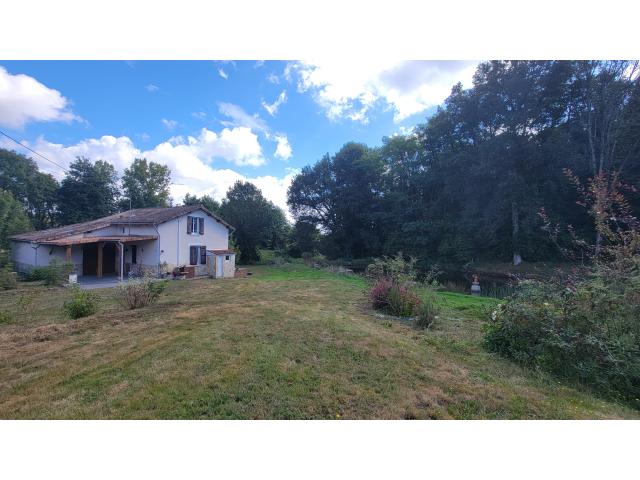 Maison avec étang, bois et bord de rivière