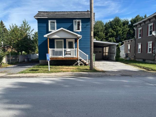 Maison avec garage parfaite pour 1er achat ! Henryville (Québec, Canada)