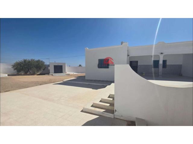 MAISON AVEC TERRAIN À VENDRE À HOUMT SOUK DJERBA ZA - RÉF V724