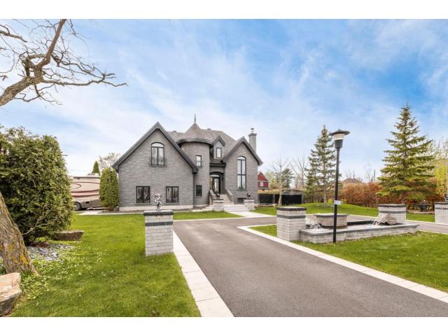 Maison de prestige baignée de lumière à Saint-Michel (Quebec)