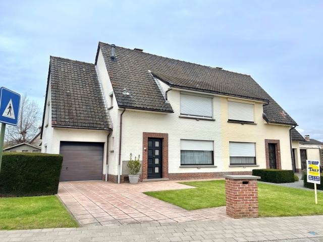 Maison jumelée avec 3 chambres, jardin et garage!