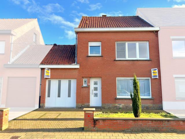 Maison spacieuse avec 3 chambres, jardin et garage.