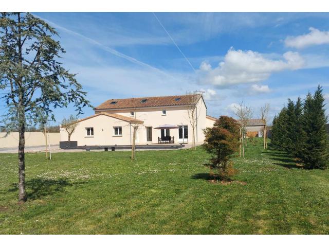 Maison/Villa 2008 de 360m2 avec espace Piscine intérieure