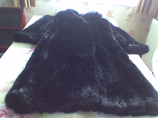 Manteau en fourrure synthétique noire taille 38