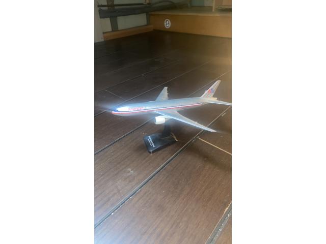 Photo Maquette D’avion American Airlines Boeing 777-200 image 1/2