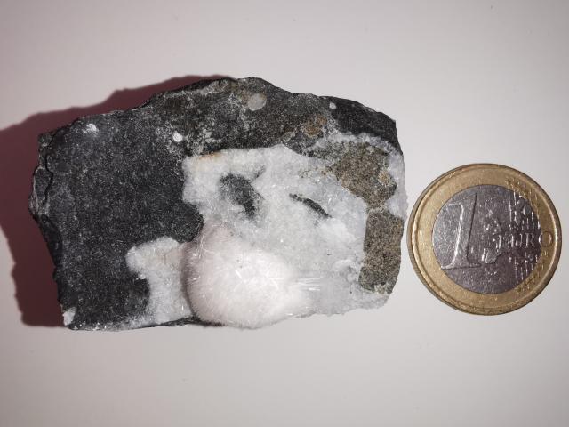 Photo Mesolite et phillipsite-minéraux de collection image 1/2