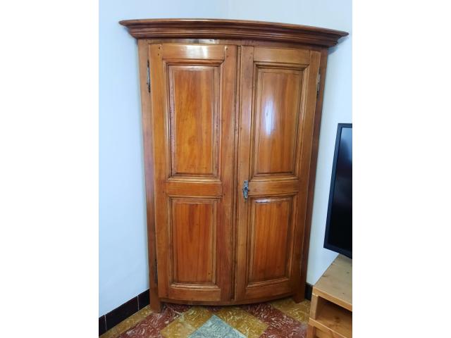 Meuble en bois massif, encoignure avec portes galbées