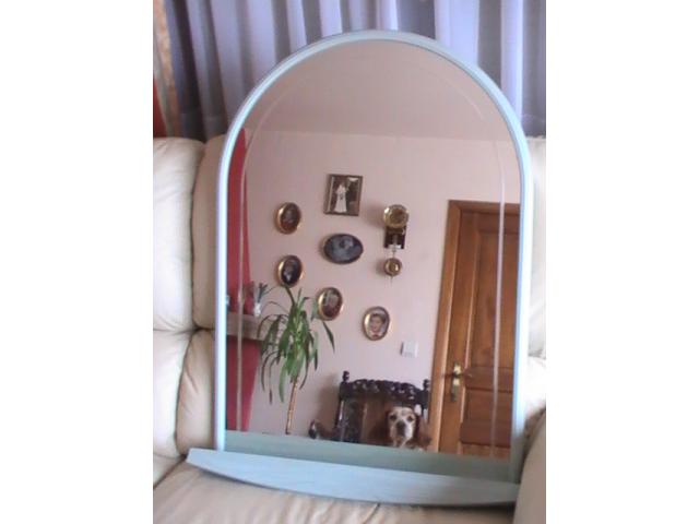 Miroir biseauté bord bois bleuté,moulure inférieure