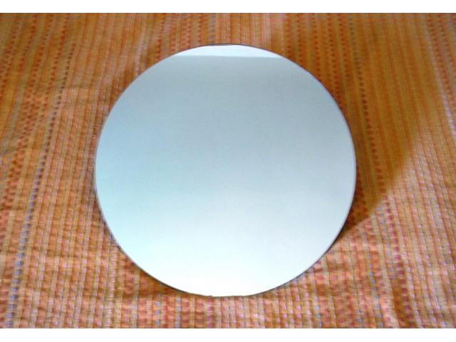 Miroir rond diamètre 46 cm.