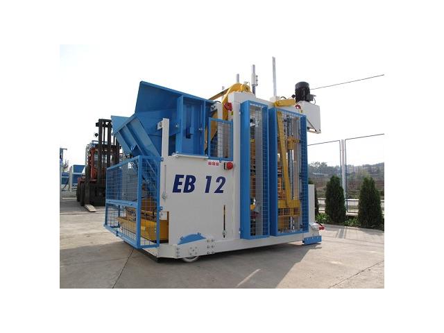 Mobile concrete block machine SUMAB E 12