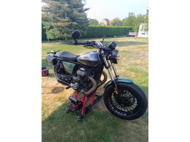 Moto Guzzi V9 Bober Centenario