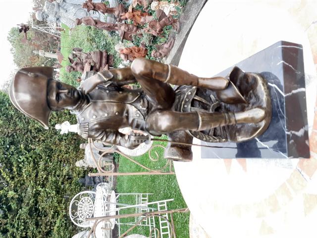NAPOLEON ASSIS ET PENSIF EN BRONZE SIGNE .