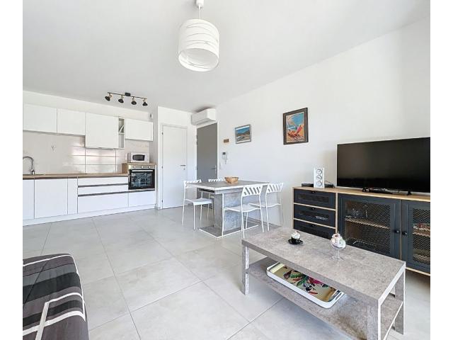 NOUVEAUTE! T2 Lumineux et entièrement climatisé dans la marina de Sant' Ambroggio L05