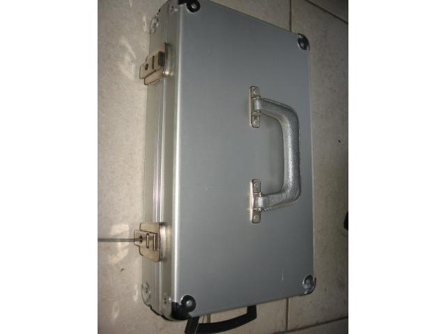 Photo Nouvelle valise en aluminium avec 6 compartiments image 1/6