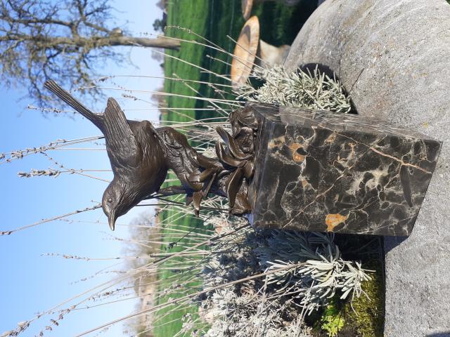 OISEAU EN BRONZE SIGNE MILO SUR SOCLE MARBRE.