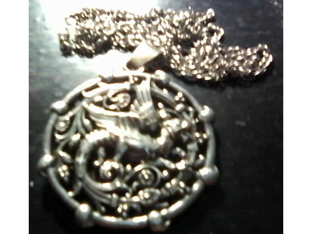 Pendentif avec chaine
